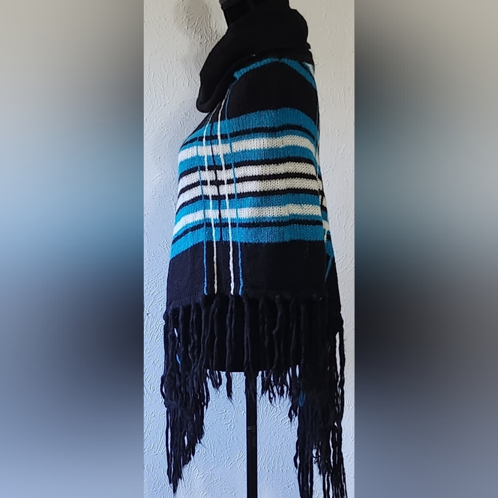 Turtleneck Poncho with fringes - Picture 2 of 5